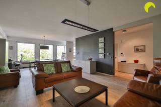 <p><span>Pal in het centrum van Wilrijk, met uitzicht op de Bist, bieden wij u dit gerenoveerd appartement (125m²) aan met 2 slaapkamers, terras en een overdekte autostaanplaats. </span></p><p><span>Het appartement zelf is gelegen op de vijfde verdieping van een statig gebouw (1980). </span></p><p><span>In 2015 heeft het appartement een grondige renovatie ondergaan.</span></p><p><span>Voor de deur vindt u winkels, openbaar vervoer, verbindingswegen, scholen en alles wat u maar kan wensen.</span></p><p><span> </span></p><p><span>Het appartement zelf beschikt over dubbele beglazing met aluminium schrijnwerk. De individuele centrale verwarming verloopt op gas (condensatie) en de elektriciteit is conform aan de voorschriften van het AREI.</span></p><p><span>De asbestkeuring is nog in opmaak. Het dak van het gebouw werd reeds vernieuwd en is voorzien van isolatie. Ook de liften werden al conform gesteld aan de hedendaagse regelgeving.</span></p><p><span> </span></p><p><span>Indeling:</span></p><p><span> </span></p><p><span>We betreden het appartement (via een veiligheidsdeur) in de ruime inkomhal met ingebouwde vestiaire. Hier vinden we tevens een gastentoilet met handenwasser.</span></p><p><span>Aan de voorzijde van het gebouw bevindt zich de zeer ruime en lichte leefruimte. Grote raampartijen bieden u een mooi uitzicht over de Bist.</span></p><p><span>Tevens vinden we vooraan in het appartement de vernieuwde keuken die voorzien is van alle comfort.</span></p><p><span> </span></p><p><span>Centraal is er een vernieuwde badkamer met inloopdouche en badkamermeubel met lavabo en spiegelkast. Tevens is er een praktische derde (tussen)kamer die dienst doet als berging.</span></p><p><span>Naast op maat gemaakt kasten hebben ze hier ook aansluiting voor was-en droogmachine voorzien.</span></p><p><span>Achteraan vinden we de volwaardige slaapkamers. Ook hier zijn inbouwkasten. De grote slaapkamer, alsook de leefruimte beschikken over airco.</span></p><p><span>De kleinste slaapkamer geeft toegang aan een gezellig terras. Vanop het terras kijkt u uit op groen.</span></p><p><span> </span></p><p><span>De vaste maandelijkse kosten bedragen circa 250 euro/maand (provisie water, syndicus, blokpolis, onderhoud gemene delen en lift, elektriciteit gemene delen, reservefonds).</span></p><p><span> </span></p><p><span>De overdekte autostaanplaats vinden we achter gebouw.</span></p><p><span> </span></p><p><span>Graag som ik nog eens de pluspunten op van dit prachtige appartement:</span></p><p><span> </span></p><ul><li><span>Pal in het centrum van Wilrijk, zich op de Bist, openbaar vervoer en winkels direct voor de deur</span></li><li><span>Elektriciteit conform voorschriften AREI, individuele cv op gas (condensatie)</span></li><li><span>Lichte leefruimte met airco + volledig vernieuwde en ingerichte keuken en badkamer</span></li><li><span>Overal inbouwkasten voorzien</span></li><li><span>2 volwaardige slaapkamers + 3e tussenkamer</span></li></ul><p><span> </span></p><p><span>EPC 142 kWh/m² jaar (B-label)</span></p><p><span>G-score: A, P-score: A</span></p><p><span> </span></p><p><span>Voor een bezoek ter plaatse kan u ons contacteren op het nummer 03 449 42 41 of mail ons via hallo@habicom.be.</span></p><p><span>Benieuwd naar de waarde van jouw woning? Check het gratis op <span>www.watismijnhuiswaard.be</span></span><span> </span></p><p><span> </span></p>