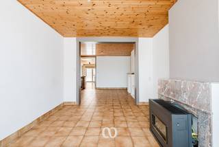 SCHRIJF JE IN VOOR HET EERSTE BEZOEKMOMENT OP MAANDAG 6 JULI VIA ONZE WEBSITE!<br /><br />Ben jij op zoek naar een bijzonder ruime woning met een verzorgde tuin en een eigen staanplaats vlakbij het centrum van Oudenaarde? Gevonden!<br /><br />De vlot bereikbare ligging op een boogscheut van het centrum, het gezellige terras, de ruime slaapkamers en de private staanplaats zijn maar enkele van de vele troeven die we hier terugvinden!<br /><br />INDELING:<br /><br />GLV:<br />Je komt de woning binnen via de inkomhal. Van hieruit heb je toegang tot de ruime leefruimte die naadloos overloopt in de open keuken. Verder beschikt het gelijkvloers nog over een badkamer, een ruime berging en een gastentoilet. Daarnaast is er ook nog een praktische kelder aanwezig.<br /><br />1eV:<br />Op het eerste verdiep kom je boven in de nachthal. Van hieruit heb je toegang tot drie volwaardige slaapkamers en een extra ruimte die perfect kan dienen als bureau of berging.<br /><br />ZOLDER:<br />Via de vaste trap vanuit de derde slaapkamer bereik je de reeds geïsoleerde zolder, die nog tal van mogelijkheden biedt.<br /><br />Zie jij jezelf hier al helemaal thuiskomen? Aarzel dan zeker niet en schrijf je vandaag nog in voor het bezoekmoment!