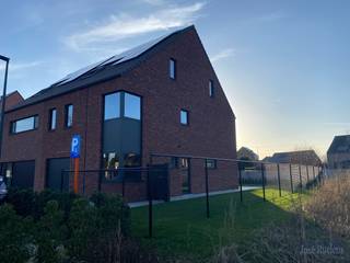 Uitzonderlijk, volledig afgewerkte half-open nieuwbouw woning gelegen in de dorpskern van Veltem-Beisem.Deze woning werd gebouwd op een perceel van...