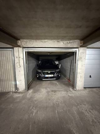 Centraal gelegen gesloten garagebox in de Badenlaan De Polders, te Westende! Breedte van de garagepoort 2,30 m, poorthoogte 1,93 m, hoogte tot aan het plafond 2,20 m
Bij interesse of vragen, aarzel niet en contacteer ons op het nummer 0471 10 63 68 of info@immonoella.be