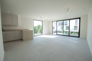 Dit prachtige appartement is gelegen in het hartje van Kruishoutem en biedt alle comfort en gemak dat je maar kunt wensen. Het appartement is voorzien van duurzame materialen en is ENERGIEZUINIG! <br />Het appartement beschikt over een ruime woonkamer, een volledig uitgeruste keuken met berging/wasplaats, een moderne badkamer en twee comfortabele slaapkamers. Daarnaast is er ook een gezellig terras waar je heerlijk kunt genieten van de buitenlucht en het uitzicht op de omgeving.<br />Voor extra gemak is er ook een lift aanwezig in het gebouw. Daarnaast is er ook een parkeerplaats en ondergrondse berging met stopcontact aanwezig.<br />Met zijn gunstige ligging, nabij de E17 en alle voorzieningen op wandel afstand, biedt dit appartement alles wat je nodig hebt voor een aangename en zorgeloze woonsituatie in Kruisem.<br />Algemene kosten: €100/maand.<br />Wenst u graag een bezoek of meer info, mail naar anke@immoroba.be