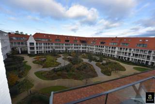 Dit volledig gemeubileerde duplex-appartement in Duinenwater te Knokke is prachtig afgewerkt en beschikt over zonnige terrassen met zicht op het...