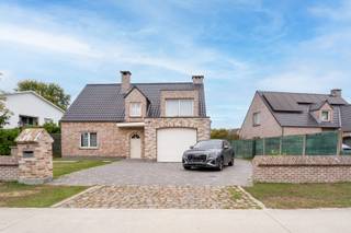 <p>Interesse in dit pand? Neem voor bijkomende informatie of het maken van een afspraak rechtstreeks contact op met Julie Meyers via <strong>+32 472 36 86 54</strong> of <strong>julie.meyers@copandi.be</strong>.</p><p>Welkom in deze instapklare woning aan de Dijleweg 8 in Rijmenam, een rustige en groene omgeving waar wonen meteen vertrouwd aanvoelt. Dit instapklare huis uit 2005 ligt op een perceel van 790 m². Je geniet hier van een ruime gezinswoning met een praktische indeling en alle comfort. De woning is momenteel verhuurd, wat ook interessant kan zijn voor wie op zoek is naar een investering.</p><p>Bij het binnenkomen kom je in de inkomhal, die toegang biedt tot de leefruimte, het gastentoilet, de nachthal en de inpandige garage. De ruime leefruimte met eetplaats sluit aan op de open keuken, die uitgerust is met een vaatwasmachine, oven, microgolfoven, dubbele spoelbak en kookplaat met dampkap.</p><p>Op het gelijkvloers bevindt zich ook een ruime slaapkamer met ruim 15 m² met zicht op de tuin. Daarnaast is er een badkamer voorzien met een bad, douche, dubbele lavabo en toilet. Verder is er een praktische berging.</p><p>De eerste verdieping telt nog drie slaapkamers, waaronder een bijzonder ruime kamer van bijna 28 m². Daarnaast is er een tweede badkamer met bad, douche, lavabo en toilet.<br />Met vier slaapkamers en twee badkamers biedt de woning heel wat mogelijkheden voor een gezin of voor wie graag extra ruimte heeft voor een bureau of hobbykamer.</p><p>Ook buiten is er voldoende ruimte om te genieten. De tuin met terras vormt een aangename plek om tot rust te komen. De extra garage en de bijkomende parkeermogelijkheden op de oprit zorgen voor extra comfort.</p><p>De woning beschikt over pvc- buitenschrijnwerk met hoogrendementsglas, centrale verwarming op gas en een conforme elektrische keuring. Met een EPC-label C is ook de energiescore een mooi pluspunt.</p><p>✅ Instapklare woning uit 2005<br />✅ Slaapkamer en badkamer op het gelijkvloers<br />✅ Vier volwaardige slaapkamers<br />✅ twee volwaardige badkamers<br />✅ Ruime perceel met tuin, terras en twee garages</p>