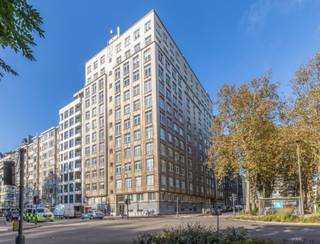 <p><strong>Prachtig en zeer ruim appartement op de 8e verdieping met een fantastisch groen uitzicht, gelegen in een prestigieus gebouw met twee liften.</strong></p>
<p>Dit appartement bevindt zich op wandelafstand van het centrum van Antwerpen en ligt vlakbij het grootste park van de stad, evenals het openbaar vervoer, winkels, scholen, de diamantwijk, gezellige cafés en restaurants. De belangrijke in- en uitvalswegen zijn ook in de directe omgeving aanwezig, wat zorgt voor een uitstekende bereikbaarheid.<br /><br /></p>
<p><strong>Indeling:</strong> Bij binnenkomst betreed je een majestueuze inkomhal met ingebouwde kasten en een apart gastentoilet met handwasser. De hal leidt naar een lichtrijke woonkamer, die dankzij de grote raampartijen een prachtig groen uitzicht biedt. De L-vormige leefruimte is voorzien van een sfeervolle sierhaard, een gezellige zithoek en een ruime eetkamer.</p>
<p>Aangrenzend geeft een elegante smeedijzeren deur toegang tot een aparte ontbijthoek of overdekte veranda, en de volledig uitgeruste keuken. De keuken beschikt over recente Smeg-apparaten (oven, microgolf, vaatwasser, dampkap, dubbele spoelbak en een ijskast met diepvries), evenals een wasmachine.</p>
<p>De hal biedt verder toegang tot twee ruime slaapkamers, waarvan één een en suite badkamer heeft, uitgerust met een bad, een zeer ruime inloopdouche, een toilet en dubbele lavabo.</p>
<p></p>
<p><strong>Bijzonderheden:</strong></p>
<ul>
<li>Zeer centrale ligging</li>
<li>Volledig appartement op parket</li>
<li>Verlichting aanwezig</li>
<li>Conciërge in het gebouw</li>
<li>Kelderruimte beschikbaar</li>
<li>Zeer grote bereikbaarheid</li>
</ul>
<br /><br />Voor meer info of een bezoek ter plaatse, kan u contact opnemen met Sigalit op 0475/668474 of via Sigalit@reds.be