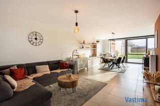 Deze recente woning uit 2022 verwelkomt je met een warme, hedendaagse uitstraling en een comfortabele indeling die perfect aansluit bij het leven van een modern gezin.<br /><br />EPC label A / E20 - BEN-woning - Vrijstelling onroerende voorheffing tot 2027 / Zonnepanelen / CV Aardgas / Regenwaterput 7.500 L / Zonnescreens en -luifel.<br /><br />De leefruimte met open keuken baadt in het licht en vormt een gezellige, ruime plek waar koken, eten en ontspannen naadloos in elkaar overvloeien. Dankzij de aangrenzende berging en het aparte toilet blijft alles praktisch en georganiseerd, elke dag opnieuw.<br /><br />Via de leefruimte bereik je het grote zuid gerichte terras, ideaal voor zomerse familiemomenten, terwijl de tuin een veilige en groene omgeving biedt voor kinderen om te spelen. De achterliggende verharde weg zorgt voor een vlotte toegang langs de achterzijde, wat bijzonder handig is voor fietsen, tuinmateriaal of extra bereikbaarheid. Op de oprit is er plaats voor twee wagens, zodat parkeren altijd zorgeloos verloopt.<br /><br />Op de eerste verdieping ontdek je drie aangename slaapkamers, waarvan er 2 zijn voorzien van maatkasten. Twee modern afgewerkte badkamers zorgen voor vlotte ochtenden. De vaste trap naar de zolder creëert extra mogelijkheden, zoals een vierde slaapkamer, bureau of hobbyruimte, volledig aanpasbaar aan jouw toekomstplannen.<br /><br />Met een EPC-label A, zonnepanelen en een ventilatiesysteem D, ben je verzekerd van een energiezuinige en gezonde woonomgeving. Daarbovenop geniet je nog tot 2027 van vrijstelling van onroerende voorheffing, wat deze woning ook financieel extra aantrekkelijk maakt.<br /><br />De ligging is een absolute troef: een familiale buurt waar je in alle sereniteit woont, maar toch geniet van een uitstekende bereikbaarheid. Scholen, winkels, sportmogelijkheden en belangrijke verbindingswegen bevinden zich op korte afstand, waardoor comfort en mobiliteit hand in hand gaan.<br /><br />Deze woning biedt een uitzonderlijke combinatie van moderne afwerking, ruim leefcomfort, energie-efficiëntie en een sterke, uitmuntende locatie.<br /><br />Wacht niet langer en vraag vandaag nog jouw bezoek aan – deze woning moet je absoluut zelf ervaren.