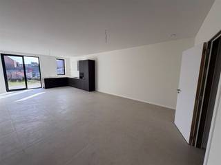 <p>Ruim en comfortabel gelijkvloers nieuwbouwappartement met hoge plafonds, 2 slaapkamers en een zuidgerichte tuin van ca. 102 m² met terras. Dankzij de grote raampartijen geniet u van veel natuurlijke lichtinval en een aangenaam ruimtelijk gevoel.</p><p>Via de inkomhal bereikt u de 2 slaapkamers aan de straatzijde, ideaal als slaap-, werk- of logeerruimte. Verder zijn er een gastentoilet, badkamer met dubbele lavabo en douche en een ruime berging met aansluitingen voor wasmachine en droogkast, extra opbergruimte en de binnenunit van de lucht-waterwarmtepomp. De inkomhal beschikt over een parlofoon.</p><p>Achteraan bevindt zich de ruime leefruimte met open keuken. Via de grote schuifraam met driedubbele beglazing is er een directe verbinding met het terras en de zuidgerichte tuin.</p><p>Het appartement is voorzien van vloerverwarming, aluminium ramen, driedubbele beglazing aan de achterzijde, een lucht-waterwarmtepomp en ventilatiesysteem D. Het E-peil is A+. Er is tevens een gemeenschappelijke fietsenberging.</p><p>Ideale ligging nabij het centrum van Turnhout, winkels, horeca en voorzieningen. Parking Le Bon bevindt zich aan de overkant van de straat en biedt de mogelijkheid om een parkeerabonnement te nemen.</p><p>2% registratierecht mogelijk indien u voldoet aan de voorwaarden voor de enige eigen woning.</p><p>Kelderberging van 9,5 m2 optioneel aan te kopen voor € 9.000.</p>