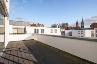 <span>Dit duplex-penthouse is uitzonderlijk gelegen in het hart van de Theaterbuurt, op wandelafstand van de Meir, het Theaterplein en de Leien. Ondanks de centrale ligging geniet u hier van rust en privacy, een zeldzame troef in de binnenstad. Het appartement bevindt zich in een modern gebouw en beschikt over twee ruime terrassen met een totale oppervlakte van ongeveer 90 m², waar het heerlijk vertoeven is in alle stilte. <br /><br />U komt binnen in de inkomhal die de leefruimte opdeelt in twee delen. Aan de ene zijde bevindt zich een gezellige ontspanningsruimte met openhaard, aan de andere kant een eetgedeelte dat aansluit op de open, volledig ingerichte keuken. De keuken is voorzien van veel ingemaakte kasten en geeft uit op het private terras. Op de bovenverdieping zijn er twee ruime slaapkamers en twee badkamers. De eerste badkamer beschikt over een ligbad, een douche en dubbele wastafel, de tweede over een douche en wastafel. Deze verdieping geeft ook toegang tot het tweede riante terras, met nog een extra berging ruimte. Een zeer ruime kelderberging is inbegrepen in de prijs. Een autostaanplaats in het gebouw kan worden aangekocht voor 35.000 euro. Een ideaal appartement voor wie comfortabel wil wonen op een toplocatie in het centrum van Antwerpen, met uitzonderlijk veel buitenruimte.</span><br /><br />EPC kWh/sqm: 139 - Vg, Wche, Gmo, Gvkr, Gvv - P+G-Score: C<br /><br />Vergunning uitgereikt , Woongebied met een culturele, historische en/of esthetische waarde, Geen rechterlijke herstelmaatregel of bestuurlijke maatregel opgelegd, Geen voorkooprecht ruimtelijke ordening aanwezig, Geen verkavelingsvergunning