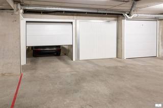 Ontdek deze centraal gelegen garagebox in residentie Moorea! Dankzij de automatische sectionale poort parkeert u eenvoudig en veilig, met slechts één druk op de knop. De garage biedt voldoende ruimte voor uw wagen en fietsen. Bovendien bevindt ze zich in een nette en rustige residentie met autolift, wat zorgt voor een zorgeloze investering en optimaal gebruikscomfort. Afmetingen garage: 6m12 diep op 2m66 breed.