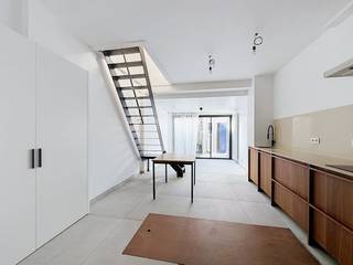 In de Sparrestraat bevindt zich deze ruime en gezellige woning met drie slaapkamers en een leuke stadstuin. <br />Een ideale thuis voor wie comfortabel en rustig wil wonen, met alle stadsvoorzieningen binnen handbereik.<br /><br />De woning is gunstig gelegen met een vlotte verbinding naar het centrum, openbaar vervoer, winkels, scholen en de belangrijkste invalswegen, zonder in te boeten aan rust en comfort.<br /><br />Indeling van het pand: <br />Inkomhal - toilet - keuken - leefruimte - slaapkamer 1 - badkamer - slaapkamer 2 - slaapkamer 3 - tuin.<br /><br />Onmiddellijk beschikbaar!