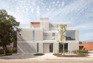 IN OPTIE !!! Iets voor 'n jong samenwonend koppel, 'n hippe singel, ... : 'n modern duplex appartement (in kleinschalige appartementsblok) in hartje Retie (500 mtr van de Markt), met 'n groot, groen gelijkvloers terras te bereiken via een schuifraam vanuit de leefruimte, plus een extra gezellig terrasje op het verdiep naast de master slaapkamer. Het appartement dateert van 2017 maar heeft de eerste 3 jaar enkel als 'kijkappartement' gediend (onbewoond). Het gelijkvloers omvat een inkomhal met toilet, bergplaats (met aansluiting voor wasmachine en droogkast), een tweede slaapkamer die ook als thuiskantoor kan dienen en een ruime open leefruimte met modern ingerichte keuken. De metalen draaitrap brengt je naar de ruime lichte master slaapkamer met terrasje en aansluitend de badkamer met inloopdouche. Achteraan het gebouw is er een car-port (inbegrepen in de prijs) en een gemene fietsstalling. In elke kamer is de temperatuur apart regelbaar.