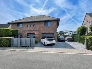 Bent u op zoek naar een uitstekend onderhouden villa op een rustige en residentiële toplocatie in Moerzeke / Hamme? Dan is deze perfect afgewerkte en smaakvol ingerichte woning absoluut een bezoek waard.<br /><br />Dit huis wordt aangeboden via de Pre-sale formule. Op zaterdag 12/09/2026 tussen 10:00u en 13:00u kan u de woning op afspraak komen bezichtigen. De vermelde prijs is een instelprijs. Voor meer info, gelieve contact op te nemen met de dossierverantwoordelijke.<br /><br />Deze ruime villa is gelegen in de Edouard Passtraat, een rustige doodlopende straat aan de rand van de dorpskern. De ideale uitvalsbasis voor wie houdt van wandelen en fietsen in het prachtige Scheldeland.<br /><br />De woning werd gebouwd in 2004, afgewerkt met kwaliteitsvolle materialen en doorheen de jaren met de grootste zorg onderhouden. Dankzij de vele extra voorzieningen geniet u hier van een hoog wooncomfort, gecombineerd met ruimte, privacy en een aangename woonomgeving.<br /><br />Gelijkvloers<br /><br />Via de ruime inkomhal met vide, vestiairekast en gastentoilet betreedt u de woning. De lichtrijke en ruim bemeten leefruimte vormt een aangename plek om te ontspannen en biedt een mooi uitzicht op de tuin. De gezellige gashaard zorgt voor extra sfeer; de warmtepomp zorgt het hele jaar door voor een aangenaam binnenklimaat.<br /><br />De open keuken beschikt over een gaskookvuur, warmeluchtoven, microgolfoven, stoomoven en vaatwasser. De aanpalende garage biedt plaats aan de US-koelkast, de recente cv-ketel en de wasmachine.<br /><br />De woning telt 3 volwaardige slaapkamers. De hoofdslaapkamer beschikt over een ingerichte dressing en een warmtepomp (tijdelijk afgekoppeld).<br /><br />De ruime en stijlvol ingerichte badkamer is voorzien van een ligbad, een inloopdouche, dubbele lavabo en nachttoilet.<br /><br />De vide zorgt voor een aangenaam gevoel van ruimte en licht. Met een vlizotrap bereikt u de ruime bergzolder.<br /><br />Ook buiten werd aandacht besteed aan comfort, privacy en sfeer. De voortuin en dubbele oprit zijn afgesloten met elektrische poorten en uitgerust met een videofoon. Naast de woning bevindt zich bovendien een dubbele carport.<br /><br />De achtertuin is smaakvol aangelegd en nodigt uit om volop van het buitenleven te genieten. Meerdere gezellige terrassen, een aantrekkelijke waterpartij en strategisch geplaatste beplanting creëren verschillende aangename private hoekjes.<br /><br />Extra troeven<br />HUE-spraakgestuurde domotica<br />Videofoon<br />Inbraakalarm en camera's<br />Zonnepanelen<br />2 warmtepompen<br />Regenwatergebruik<br /><br />Beschikbaar vanaf 1/1/27<br /><br /><br /><br />Bestuursmaatregelen in het maatregelenregister: nee
