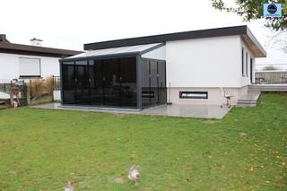 HOUSE WITH COMMERCIAL SPACE AND 3 BEDROOMSAsking price: 470,000 euroThis property is 2-part , viz at the bottom it is a well running garage.Cease due...