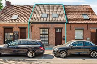 Instapklare rijwoning op een perceel van 260 m² in het centrum van 's Gravenwezel.Deze woning werd de laatste jaren gerenoveerd (nieuw dak, aanbouw,...