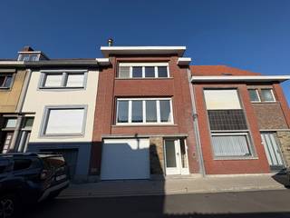 Centrale ligging in een bruisende gemeente....<br /><br />Via de inkomhal komen we in een centrale inkomhal, waarbij we op het gelijkvloers toegang hebben tot de garage met achterliggende CV-berging met aansluiting voor de wasmachine, alsook een extra bergruimte. Van hieruit is er toegang tot de tuin met een gelijkvloers overdekt terras. Via een tuintrap is het terras op de eerste verdieping bereikbaar, waar een gastentoilet, de keuken en de leefruimte aanwezig zijn. Deze zijn uiteraard ook via de centrale inkomhal bereikbaar. <br />Op de tweede verdieping zijn 2 mooie slaapkamers aanwezig, alsook een apart toilet en een vernieuwde badkamer met bad/douche-combinatie en labavomeubel.<br />Daarboven is nog een bergzolder bereikbaar via een zoldertrap.<br /><br />Dit is een zeer leuke woning, waar de recent vernieuwde badkamer, keuken en verwarmingsinstallatie extra troeven zijn bovenop de aanwezigheid van een grote tuin en een garage!