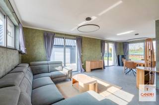 Deze <strong>ruime woning</strong> is gelegen op een gunstige ligging te Doornzele met vlotte verbinding naar de ruime regio. U heeft verschillende winkels, scholen en het openbaar vervoer in de nabijheid. Een perfecte combinatie van wonen! <br /><br />Vooraan vindt u een ruime oprit en <strong>dubbele garage</strong> met automatische poorten. U komt binnen via de inkomhal die toegang geeft tot de ruime leefruimte welke voorzien is van een zit- en eetgedeelte. De recent geïnstalleerde keuken is voorzien van een afwasmachine, gasvuur en oven. Via de woonkamer heeft u toegang tot de <strong>grote tuin</strong>. Dankzij de grote raampartijen geniet u de hele dag van zonlicht en zicht op de tuin. Op het gelijkvloers heeft u één slaapkamer met <strong>dressing</strong>, een multifunctionele kamer, een badkamer met dubbel lavabomeubel, douche, bad en een apart toilet. Op het eerste verdiep heeft u nog eens drie te renoveren slaapkamers.<br /><br />Troeven: 4 á 5 slaapkamers, dubbele garage, <strong>nieuw dak</strong> en grote tuin!<br /><br />Wenst u deze gezellige gezinswoning te bezoeken? Contacteer Yasmin via 0492 10 12 63 of yasmin@convas.be