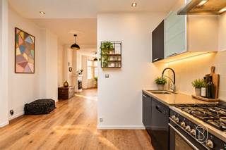 Vier slaapkamers, een zonnige tuin en een centrale ligging in Kortrijk? Deze verrassend ruime stadswoning combineert het allemaal! Hier geniet u van een uitstekende bereikbaarheid, met winkels, scholen, openbaar vervoer en het centrum van Kortrijk op korte afstand.Indeling: Bij het betreden van de woning komt u terecht in de inkomhal met afzonderlijk gastentoilet. Verder vindt u een aangename leefruimte met gashaard, die naadloos overgaat in de open keuken met eetplaats. Vanuit de woning heeft u toegang tot het terras en de zuidgerichte tuin, waar u heerlijk kunt genieten van de buitenlucht. Het gelijkvloers omvat daarnaast een badkamer met ligbad, een praktische berging met ingemaakte kasten en een kelder. Verspreid over de eerste en tweede verdieping bevinden zich vier volwaardige slaapkamers, die tal van mogelijkheden bieden voor een gezin, thuiswerk of hobbyruimte.Troeven: vier slaapkamers, zuidgerichte tuin, centrale verwarming op gas, dubbele beglazing, een conforme elektrische installatie en een EPC-label C, gunstige ligging nabij het stadscentrum en belangrijke verbindingswegen, parkeergelegenheid op oprit voor de deur. Een woning met ruimte om te leven, een tuin om van te genieten en alles binnen handbereik! Ontdek zelf wat deze eigendom te bieden heeft en plan uw bezoek.Interesse? feline@immobeguin.be