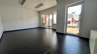 In het hart van Tollembeek vindt u deze instapklare commerciële ruimte zeer goed gelegen naast andere goed draaiende handelspanden .