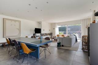 <p>immo DAVID stelt u deze uitzonderlijke luxe 3-gevelwoning met garage en kelder voor, gebouwd in 2018 en afgewerkt met hoogwaardige materialen en een bijzonder hoog comfortniveau.</p>
<p>Bij het betreden van de woning wordt u verwelkomd in een stijlvolle inkomhal met gastentoilet en vestiaire. Via een elegante glazen deur komt u in de royale en lichtrijke leefruimte van ca. 51 m², uitgerust met een sfeervolle gashaard. Grote raampartijen zorgen voor een overvloed aan natuurlijk licht en bieden een prachtig zicht op het terras en de volledig aangelegde tuin.</p>
<p>De luxueus ingerichte semi-open keuken met eethoek vormt het hart van de woning en sluit naadloos aan op de leefruimte. Aansluitend bevindt zich een praktische wasberging met linnenkoker die verbonden is met de bovenverdiepingen, wat extra comfort biedt in het dagelijks leven.</p>
<p>De woning beschikt over een ruime garage met automatische sectionaalpoort, rechtstreeks toegankelijk via oprit, keuken en leefruimte. Daarnaast is er een kelder aanwezig.</p>
<p>Op de eerste verdieping bevindt zich een ruime master bedroom van 17 m² met aansluitende dressing of bureauruimte van 12 m², een tweede slaapkamer van 10 m², een badkamer en een apart toilet.</p>
<p>De tweede verdieping omvat drie volwaardige slaapkamers en een tweede badkamer met toilet, waardoor deze woning in totaal vijf slaapkamers telt. Verder is er een praktische bergzolder voorzien voor extra opslagruimte.</p>
<p>De afwerking is van zeer hoog niveau met onder meer een natuurstenen trap, ingebouwde spots, overal muggenhorren, zonnepanelen en een zonneboiler. De oprit en tuin zijn volledig en stijlvol aangelegd, wat het luxekarakter van de woning verder versterkt. Daarnaast is er parlofoon op elke verdieping aanwezig.</p>
<p>Gelegen in een rustige en landelijke omgeving nabij Aalst, met een vlotte verbinding naar de E40 richting Brussel en Gent, openbaar vervoer en winkels in de nabijheid. Deze energiezuinige woning met EPC-label A combineert ruimte, luxe en comfort op een uitzonderlijk niveau.</p>