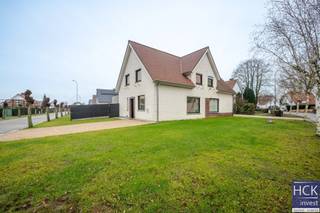 De liggingDeze woning is uitstekend gelegen, in een rustige en residentiële omgeving doch met optimale verbindingen. De markt van Waregem, voorzien...