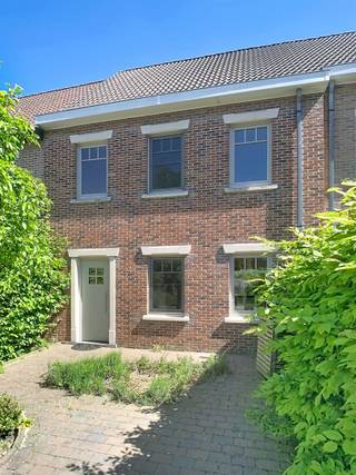 <h1><span>Maison familiale prête à emménager avec véranda, 4 chambres et garage à proximité du centre de Steenokkerzeel</span></h1><p><span>Cette maison mitoyenne (année de construction 1999) offre une superficie habitable denviron </span><span>180 m²</span><span> sur un terrain de </span><span>346 m²</span><span> et a été </span><span>entièrement rénovée en 2014</span><span>. Elle est prête à emménager et dispose dune </span><span>installation électrique conforme</span><span>.</span></p><p><span>Le rez-de-chaussée comprend un hall dentrée avec WC séparé, un spacieux et lumineux séjour ainsi quune magnifique </span><span>véranda (28,6 m²)</span><span> aménagée en cuisine avec coin repas, offrant un accès direct à la terrasse et au jardin. Une buanderie/remise complète cet étage.</span></p><p><span>Au premier étage, vous trouverez un hall de nuit, une salle de bains rénovée et </span><span>trois chambres spacieuses</span><span>. Un escalier fixe mène à une grande </span><span>chambre mansardée denviron 45 m² avec dressing</span><span>, idéale comme suite parentale, bureau ou espace polyvalent.</span></p><p><span>À lextérieur, vous profitez dun agréable jardin avec terrasse. Un </span><span>garage box séparé</span><span> constitue un atout supplémentaire.</span></p><p><span>Situation calme, </span><span>à proximité immédiate du centre de Steenokkerzeel</span><span>, des commerces, écoles et transports en commun, avec un accès aisé vers Bruxelles et Louvain.</span></p><p><span>Atouts :</span><span> prête à emménager rénovée en 2014 véranda avec cuisine 4 chambres électricité conforme garage situation centrale.</span></p><p><span>Cela vous intéresse ? Contactez-nous dès aujourd'hui pour organiser une visite info.steenokkerzeel@co-immo.be !</span></p><p><span><br /><br /></span></p>