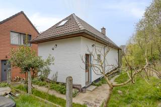 Op een unieke en uitzonderlijk rustige ligging in de Kruiskensheide 25 Lembeek bevindt zich deze instapklare woning, volledig omgeven door groen. De woning ligt in tweede bouwlijn, weg van de straat, en is enkel bereikbaar via een smalle doorgang voor voetgangers, fietsers en brommers (niet toegankelijk met de wagen – zie plan). Dit maakt het een ideale plek voor wie op zoek is naar pure rust en privacy.

De woning werd recent grondig gerenoveerd en beschikt over een nieuw dak, nieuwe ramen en vernieuwde elektriciteit, waardoor u zonder zorgen kan intrekken.

Bij het betreden komt u in de inkomhal die uitgeeft op een open en lichtrijke leefruimte. Aansluitend bevindt zich rechts een ruime, praktische keuken met handige zijdeur.

Aan de achterzijde van de woning geniet u van een prachtig, groen uitzicht. Hier bevinden zich:

een ruime slaapkamer
een comfortabele badkamer
een apart toilet

Op de verdieping treft u een grote overloop, ideaal als bureau, speelruimte of hobbykamer. Daarnaast zijn er twee ruime en lichtrijke slaapkamers aan weerszijden.

Extra troeven:

ruime bergkelder
aangesloten op riolering
mogelijkheid tot behalen van EPC-label B na installatie van een warmtepomp (momenteel verwarmd met houtkachel)

Deze woning is een unieke opportuniteit voor wie houdt van charme, ruimte en absolute rust, midden in het groen.
Meer info: Michael@immoaccenta.be