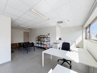 Op zoek naar een werkplek waar je meteen kan starten?<br /><br />Deze instapklare kantoorruimte op het 1ste verdiep heeft alles wat je nodig hebt om zorgeloos aan de slag te gaan.<br /><br />🖥️ Plug & play werkplek<br />🤝 Gemeenschappelijke faciliteiten inbegrepen<br />➕ Mogelijkheid tot huren van aangrenzend kantoor<br /> ✔ Direct beschikbaar<br />📍 Toplocatie<br />👉 Ideaal voor zelfstandigen, starters, flexwerkers of kleine teams