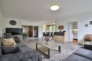 In deze mooie residentiële wijk vinden we omgeven door groen de residentie Vlinderhof met op de 5de verdieping dit ruime hoek-appartement met...