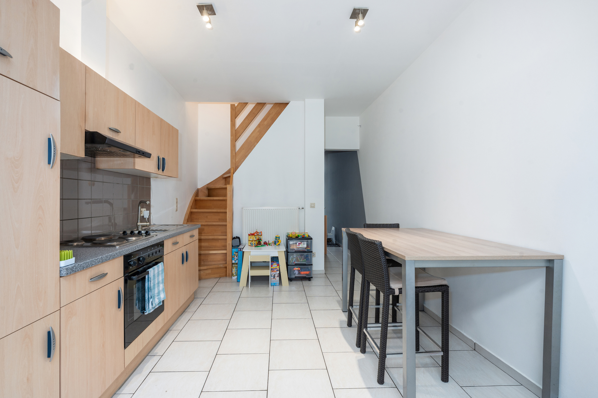 Instapklare gezinswoning met 4 slaapkamers en ruime tuin! - foto 5