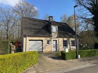 Deze vrijstaande woning met 4 slaapkamers is gelegen in een doodlopende straat in de gegeerde wijk Kauwendaal, op wandel- en fietsafstand van...