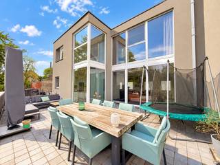 Op een rustige locatie te Assenede bevindt zich deze volledige gerenoveerde en instapklare half-open bebouwing! De woning combineert hedendaags wooncomfort met een uitstekende energiezuinigheid en een mooi, open uitzicht op de velden!<br /><br />De woning werd in 2011 grondig gerenoveerd en volledig geïsoleerd. De lichtrijke leefruimte met open keuken vormt het hart van de woning. Op de verdieping bevinden zich drie slaapkamers, waaronder de master bedroom met dressing, en een ruime badkamer met ligbad, inloopdouche en dubbele lavabo. De woning werd zo gebouwd dat alle ruimtes steeds gericht zijn, en voorzien zijn van grote raampartijen, om maximaal genot te hebben van het prachtige zicht op de velden!<br /><br />Troeven:<br />- EPC-label B (113 kWh/m²/jaar) - mits kleine aanpassingen bekom je snel een EPC-label A!<br />- Volledig gerenoveerd en alle schildelen geïsoleerd<br />- 5.060 Wp zonnepanelen en thuisbatterij van 10 kWh<br />- Drie slaapkamers, waarvan één met dressing<br />- Lichtrijke leefruimte met open keuken<br />- Ruime badkamer met ligbad én inloopdouche<br />- Carport voor 2 wagens met laadpaal<br />- Afzonderlijke fietsen- en technische berging<br />- Hoogrendementsbeglazing en PVC-schrijnwerk<br />- CV met condensatieketel op aardgas<br />- Elektrische installatie conform + geen asbest + top EPC-label B!<br /><br />Kortom: een verrassend complete, energiezuinige gezinswoning waar u zonder zorgen uw intrek kunt nemen. Het mooie uitzicht en de praktische indeling maken het plaatje helemaal af!<br />Meer info of een bezoek? Bel WIJSvastgoed op +32 9 395 80 10 !
