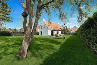 <span>Mooie alleenstaande, instapklare woning op een groot perceel van 966 m², rustig gelegen in een rustige, residentiële omgeving aan de rand van Knokke. <br />Indeling: ruime inkomhal met vestiaire en gastentoilet. Lichtrijke woon- en eetkamer met directe toegang tot het zonnige terras en de prachtig aangelegde, zonovergoten tuin. Moderne, volledig uitgeruste keuken voorzien van alle comfort en toestellen. Daarnaast beschikt de woning over een inpandige garage en praktische berging. Op de verdieping bevindt zich de master bedroom met tal van ingemaakte kasten en een aansluitende badkamer uitgerust met lavabo, douche en toilet. Verder zijn er nog drie ruime slaapkamers en twee badkamers. De woning biedt bovendien mogelijkheden voor de aanleg van een zwembad of een verdere uitbreiding. Een instapklare en smaakvol gerenoveerde woning met een uitzonderlijk ruime tuin, afgewerkt met kwalitatieve materialen en boordevol potentieel. </span>