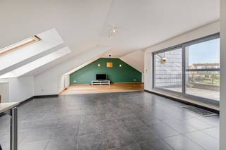 Located at Diepstraat 83 in Kuringen, this spacious penthouse enjoys an extremely convenient location. Thanks to the smooth connection to...