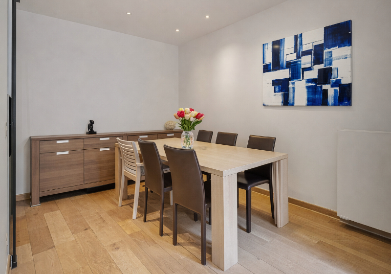 SUPER LEUKE GEZINSWONING MET TUIN EN 4 SLPK GELEGEN VLAK AAN EEN PLEIN - foto 5