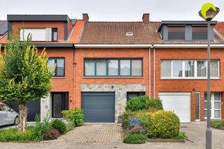 <p><span>Deze bel-etage vinden we terug in de rustige en kindvriendelijke wijk Savelkoul. De wijk wordt gekenmerkt door haar zeer rustige woonomgeving, maar toch vlakbij openbaar vervoer (tram, trein en bus op wandelafstand!). Wandelen tussen de velden? Is slechts op 2 minuten gelegen.</span></p><p><span>Ook scholen, supermarkt, winkelcentrum,... zijn vlakbij.</span></p><p><span> </span></p><p><span>Indeling:</span></p><p><span> </span></p><p><span>Op de gelijkvloerse verdieping vinden we de garage met oprit, ideaal voor de auto, fietsen, berging, ... Aan de tuinzijde vinden we de eerste 2 slaapkamers met de badkamer. Deze is uitgerust met ligbad en dubbele lavabo.</span></p><p><span>De tuin is zeer rustig gelegen en werd voorzien van een terras. Hier geniet u van een aangenaam groen uitzicht.</span></p><p><span>Op de eerste verdieping vindt u de gezellige living, met aansluitend de ruime eetplaats met open keuken. Hier hebben we toegang tot het terras met tuintrap!</span></p><p><span> </span></p><p><span>De bovenste verdieping bestaat uit een ruime slaapkamer met wastafel (potentieel annex 2e badkamer).</span></p><p><span>Verder beschikt de woning nog over een berging aan de voorzijde.</span></p><p><span> </span></p><p><span>Troeven:</span></p><p><span> </span></p><p><span>- Zeer rustige woonwijk</span></p><p><span>- EPC B</span></p><p><span>- Aangename tuin</span></p><p><span>- Terras met tuintrap</span></p><p><span> </span></p><p><span>EPC: 179 kWh/m²j</span></p><p><span>Oppervlakte volgens meting EPC</span></p><p><span> </span></p><p><span>Voor meer info of een bezoek ter plaatse bel 03/449.42.41 of surf naar www.habicom.be </span></p><p><span>Benieuwd naar de waarde van jouw woning? Check het gratis op www.watismijnhuiswaard.be </span></p><p><span> </span></p>