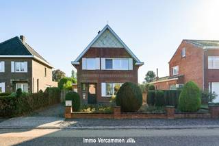 <p><span>Maison lumineuse avec un jardin magnifiquement aménagé à Haacht.</span></p><p><span>Cette agréable maison est située dans un quartier résidentiel calme à Haacht et offre un bel équilibre entre confort, espace et convivialité.</span></p><p><span>En entrant dans la maison, vous découvrez un espace de vie lumineux, suivi d’une salle à manger chaleureuse et d’une cuisine entièrement équipée.</span></p><p><span>Le salon spacieux constitue un atout indéniable : ses grandes baies vitrées laissent entrer beaucoup de lumière naturelle et offrent une vue magnifique sur le jardin. De plus, cette pièce donne directement accès à la terrasse et au jardin.</span></p><p><span>Au premier étage se trouvent deux chambres et une salle d’eau avec lavabo et toilettes. La maison dispose également d’un grenier de rangement pratique et d’un garage spacieux.</span></p><p><span>À l’extérieur, vous profiterez d’un magnifique jardin aménagé avec une agréable terrasse, où règnent le calme, la verdure et l’intimité.</span></p><p><span>En résumé, une maison lumineuse à l’agencement pratique, dotée d’un magnifique jardin et bénéficiant d’un emplacement résidentiel agréable à Haacht.</span></p><p>Vous souhaitez obtenir<span>plus d'informations ou organiser une visite sur place ? N'hésitez pas à contacter notre agence au 015/755 444 ou à</span> l'adresse<span> <span>info@immovercammen.be</span></span><span>.</span></p><p><span> </span></p>