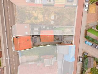 Située sur la Gaversesteenweg, dans un emplacement stratégique à Deinze, cette construction semi-ouverte se trouve à distance de marche des magasins, des écoles et des transports en commun. La proximité du centre-ville et la connexion facile avec les routes principales rendent cette propriété particulièrement attrayante pour ceux qui recherchent un logement avec potentiel dans un environnement facilement accessible.<br /><br />En entrant dans la maison, vous arrivez dans un hall d'entrée spacieux qui donne accès au salon et à la salle à manger. Ces espaces ouverts et lumineux forment le cœur de la maison et offrent de nombreuses possibilités pour une rénovation moderne. Adjacente se trouve la cuisine, qui donne sur le patio et le jardin.<br /><br />Sous l'escalier se trouve un espace de rangement pratique, parfait pour un stockage supplémentaire. Les étages comprennent plusieurs chambres et une salle de bains, avec une surface habitable totale d'environ 143 m² (hors garage et patio). La maison dispose également d'un garage accessible depuis l'extérieur, offrant des possibilités de stockage ou de stationnement supplémentaires.<br /><br />Un atout supplémentaire est le grenier, qui, une fois rénové, peut être aménagé en chambre supplémentaire, bureau ou espace de loisirs. Cela offre une flexibilité supplémentaire pour les familles ou ceux qui recherchent plus d'espace de vie.