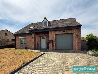Deze instapklare, goed onderhouden woning is gelegen in een rustige omgeving in Melle (grens met Oosterzele), nabij tal van verschillende invalswegen (E40) en biedt alle comfort voor wie op zoek is naar ruimte en een aangename woonomgeving. De gelijkvloerse verdieping bestaat uit een inkomhal met bezoekerstoilet, ruime leefruimte en aansluitend veranda, aparte ingerichte keuken, ruime berging dienstig als stockage en buiten voorzien van terras en tuin. <br /><br />De woning telt drie volwaardige slaapkamers, perfect voor een gezin, een koppel of wie graag een bureau of hobbyruimte voorziet. De badkamer is voorzien van een bad, enkele lavabo en een extra toilet.<br /><br />Daarnaast beschikt de woning ook over een garage, wat zorgt voor extra opbergruimte of parkeermogelijkheid.<br /><br />Onmiddelijk beschikbaar.<br /><br />Voor meer informatie of een bezoek ter plaatse contacteer Stefanie op het nummer: 055/59 50 10 of via email: stefanie@vastgoedbrowaeys.be