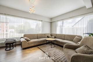 Voor meer info en foto’s, surf naar www.swevers.be – Deze open bebouwing op Zavelstraat 37 in Zonhoven biedt met een bewoonbare oppervlakte van ca. 210 m², een praktische indeling en recente opfrissingen een comfortabele thuis voor het hele gezin. De woning werd opgericht in 1962 en is instapklaar. In 2025 werden de badkamer, slaapkamers en woonkamer vernieuwd, en kreeg het dak extra isolatie. Daarnaast werden de ramen op de bovenverdieping in 2025 vernieuwd met driedubbele beglazing. Op het gelijkvloers kom je binnen via de inkomhal met trap. Verder vind je hier een bureauruimte, een lichtrijke woonkamer van 26,4 m², een gesloten keuken van 14,6 m² met toestellen, twee bergruimtes, een apart gastentoilet en een tweede hal met toegang naar de tuin. De aangebouwde garage van 19,5 m² met water en elektriciteit is een extra pluspunt. Op de verdieping zijn er vier volwaardige slaapkamers van 14,6 m², 11,84 m², 14 m² en 11,9 m². De vernieuwde badkamer is uitgerust met ligbad, toilet en wastafel. Ook de kelder en de ruime zolder van ongeveer 50 m² zorgen voor extra opbergruimte en mogelijkheden. Het perceel van 9a 44ca is zuidwest georiënteerd, waardoor je volop van de zon geniet in de tuin. Rolluiken en de zorgvuldige staat van onderhoud verhogen het wooncomfort. Bovendien woon je hier op een gunstige locatie, vlak bij scholen, openbaar vervoer, winkels, restaurants en met een vlotte verbinding naar de snelweg. Voor meer informatie, bel 011 255 155. Bron bewoonbare oppervlakte: EPC – verslag.