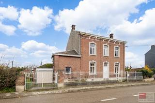 Bijzonder ruim neoclassicistisch herenhuis, bouwjaar 1902, gelegen in het Voerense dorp Moelingen. Woonopp. 327 m², waarvan het gelijkvloers...