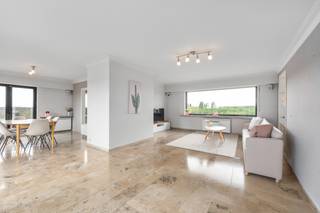 [[ DIT PAND NEEMT DEEL AAN DE ERA OPEN HUIZEN DAG OP 13/6 VAN 11:00 TOT 12:00 ]]
<p>Ruim halfopen appartement in het centrum van Beveren, op korte afstand van scholen, winkels en openbaar vervoer.</p>

<p> </p>

<p>Dit appartement combineert een praktische indeling met een comfortabele ligging in een residentiële woonkern. Met drie volwaardige slaapkamers is het ideaal voor gezinnen, thuiswerk of hobbyruimte. De dubbele garagebox biedt uitzonderlijk veel plaats voor wagens, fietsen, opslag of een werkruimte. Het aangename terras van 48 m² vormt de perfecte plek om te ontspannen, buiten te eten of gasten te ontvangen in alle privacy.</p>

<p> </p>

<p>Belangrijkste ruimtes:<br />• Ruime living (46 m²) met veel lichtinval<br />• Volledig ingebouwde keuken (12 m²) met moderne toestellen<br />• Drie slaapkamers (16 m², 12 m², 11 m²)<br />• Badkamer (11 m²) met inloopdouche, ligbad, toilet en dubbele wastafel<br />• Berging (12 m²) met aansluiting voor wasmachine<br />• Apart toilet met handenwasser<br />• Terras (48 m²)<br />• Dubbele garagebox met automatische poort, verlichting en elektriciteit ( €45.000 )</p>

<p> </p>

<p>Troeven:<br />• Drie volwaardige slaapkamers<br />• Dubbele garagebox met veel ruimte ( €45.000 )<br />• Groot terras</p>

<p> </p>

<p>Neem vandaag nog contact op met je ERA-makelaar voor een bezoek.</p>

<p> </p>

<p>JOUW DROOMAPPARTEMENT. ZO GEVONDEN!</p>