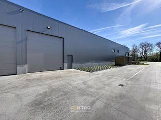 <u><strong>Benaderende OPPERVLAKTE:</strong></u><br />Magazijn: <strong>359,8m²</strong><br /><strong>Inclusief 2 private parkeerplaatsen </strong>voor de deur (grasdallen) en gemeenschappelijke fietsenstalling. <br /><strong>Grote manoeuvreerruimte</strong>, die de toegankelijkheid van opleggers mogelijk maakt.<br /><br /><strong><u>SPECIFICATIES:</u></strong>
<ul>
<li><strong>Constructie:</strong> Metalen constructie met volledige overspanning </li>
<li><strong>Wanden: </strong>Sandwichpanelen met isolatie en cellenbetonpanelen </li>
<li><strong>Bevloering:</strong> Gepolierde en gewapende betonvloer</li>
<li><strong>Dak:</strong> Geïsoleerd plat dak (steeldeck) met lichtkoepels (rookluiken). Mogelijkheid hierop <strong>zonnepanelen</strong> te plaatsen!!</li>
<li><strong>Poorten: </strong>elektrische sectionaalpoort (h: 4,5m x b: 4,8m) met afzonderlijke loopdeur</li>
<li><strong>Sanitair: </strong>1 toilet met spoelbak</li>
<li><strong>Vrije hoogte:</strong> ± 6m</li>
<li><strong>Verlichting</strong>: LED-verlichting</li>
</ul>
<u><strong>NUTSVOORZIENINGEN:</strong></u> Elektriciteit (drijfkracht, 3 x 400V, 32A), stads -en regenwater (regenput van 10.000 liter).<br /><br /><u><strong>LIGGING:</strong></u><br />Vlakbij haven van Zeebrugge, vlotte verbinding naar binnenland via expresweg van Brugge naar E40/E403/A11.<br />- Op 3,3 km van de oprit N31<br /><br /><u>* Bijzonderheden:</u><br />- Onmiddellijk beschikbaar bij het verlijden van de akte<br />- Verdeelsleutel grond (registratie) - en constructiewaarde (Btw): 45/55<br />- Vermelde verkoopprijs is exclusief btw (21%), aansluitingskosten en kosten voor opmaak van het PID en de basisakte.<br />- Onze referentie op <strong>www.centro.be</strong> : <strong>Q0835-6</strong> of contacteer ons via<strong> 050/70.01.02</strong> voor meer info.