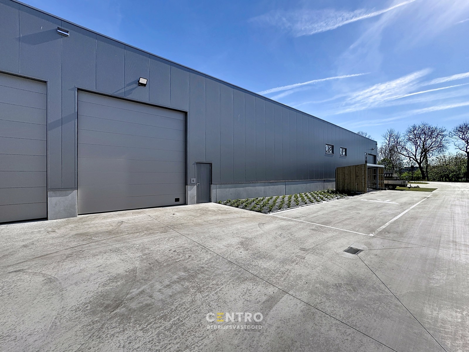 NB KMO-UNIT (359,8m²) te koop met 2 private parkeerplaatsen voor de deur, elektrische sectionaalpoort en sanitair blok op industriezone "Herdersbrug" te 8000 Brugge - photo 2