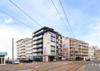 Centraal gelegen en luxueuze nieuwbouwpenthouse te koop op 50 meter van de zeedijk in Koksijde.<br />Lichtrijke living met open keuken met kookeiland en rechtstreekse toegang tot het ruim zonneterras van 20m².<br />Verder is het appartement voorzien van twee slaapkamers, badkamer met lavabo en inloopdouche, apart toilet en berging.<br />In de kelderverdieping is er een aparte berging.