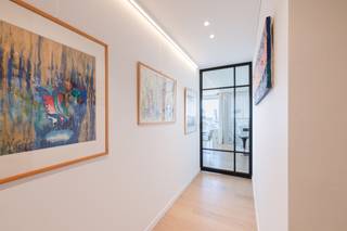 <p><strong>Exclusief penthouse-appartement met panoramisch stadszicht</strong></p>
<p>Op een van de hoogste verdiepingen van deze moderne moderne Antwerp Tower ligt dit sfeervolle en luxueus afgewerkte appartement, met een adembenemend uitzicht over de stad dat je doorheen de hele woning blijft begeleiden. Vloerhoge ramen laten overal het licht binnenstromen en brengen de skyline, de torenspitsen en de haven tot in de leefruimtes.</p>
<p>De inkomhal leidt naar een ruime living waar een opvallende betonnen kolom een architecturaal accent vormt tussen de zithoek en leefruimte. Warme houten vloeren en een verzorgde, hedendaagse afwerking geven de ruimte een tijdloze uitstraling. De living loopt over in de volledig geïnstalleerde open keuken, met kookeiland, zitbar, ingebouwde wijnkoeler en een marmeren achterwand — een plek waar koken en samenzijn moeiteloos in elkaar overvloeien.</p>
<p>De hoofdslaapkamer vormt een rustige plek met zicht over de stad. Een glazen wand verbindt de kamer visueel met de ensuite badkamer, volledig afgewerkt in marmer, met ligbad, enkele wastafel op een zwevend meubel en een inloopdouche. Een tweede badkamer met inloopdouche en dubbele wastafel bedient de andere slaapkamer, die nu gebruikt wordt als studie, aangevuld met een apart gastentoilet voor extra comfort.</p>
<p>Het buitenterras fungeert als een natuurlijk verlengstuk van de leefruimte — de ideale plek om te genieten van het uitzicht, van ochtendkoffie tot zonsondergang.<br />Uw wooncomfort wordt verhoogd met een parkeerplaats in de ondergrondse parkeergarage voor 60.000 EUR.</p>
<p>Een appartement waar licht, ruimte en uitzicht samenkomen tot één vloeiend geheel.</p>