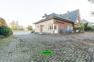 Ontdek deze unieke eigendom te koop in Halle, waar ruimte, mogelijkheden en een prachtige groene omgeving samenkomen. Deze ruime woning op een perceel van meer dan 43 are biedt een zeldzame combinatie van wooncomfort, een grote loods en optimale bereikbaarheid.<br /><br />Binnenin wacht een woonst van maar liefst 347 m² netto, een veelzijdige plaats om volledig naar eigen smaak op te frisse, zonder renovatieplicht in het kader van EPC. Met 5 tot 6 slaapkamers, een bureel en twee badkamers is dit de ideale gezinswoning voor wie ruimte én toekomstplannen belangrijk zijn. De royale leefruimtes ademen potentieel, terwijl de vele ramen zorgen voor een aangename lichtinval. De aanwezigheid van een loods van 130 m² netto in totaal en twee garages van 73 m² netto opent bovendien deuren voor zelfstandigen, hobbyisten of wie simpelweg extra berg- en werkruimte nodig heeft.<br /><br />Ook buiten is het heerlijk vertoeven. De grote tuin vormt een waar rustpunt in Halle, perfect voor gezinnen, tuinliefhebbers of wie houdt van buitenleven. Dankzij de ruime oprit en parkeergelegenheid is comfort gegarandeerd. De topligging nabij de belangrijkste invalswegen en het centrum van Halle maakt deze woning bovendien bijzonder interessant voor wie wonen en werken wil combineren.<br /><br />Kan aangekocht worden via een aandelenoverdracht.<br /><br />Neem vandaag nog contact op met Immo Francois en plan je bezoek.<br /><br />Woning verkopen in Halle? Vraag je gratis schatting aan bij Immo Francois, jouw lokale makelaar.