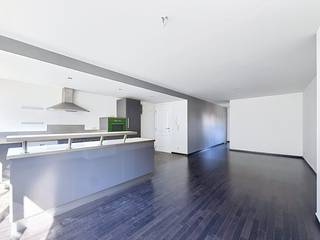 L'appartement est situé dans la Lange Noordstraat, près du centre. Situé dans un petit immeuble d'appartements.Disposition de l'appartement au troisième étage sans ascenseur :- salon lumineux, qui se connecte parfaitement à la cuisine équipée avec four micro-ondes, réfrigérateur, congélateur, lave-vaisselle, cuisinière, hotte et évier.- chambre complète d'environ 10 m²- la salle de bain dispose d'une baignoire et d'une douche combinées, de toilettes et offre un raccordement pratique pour un lave-linge et un sèche-linge.Détails :- certificat de performance énergétique C- faibles coûts fixes de dix euros par mois- endroit calme avec une excellente accessibilité- disponible immédiatement- l'appartement dispose de 2 unités de climatisationÊtes-vous intéressé par la location de cette propriété à Anvers ? N'hésitez pas à nous contacter.