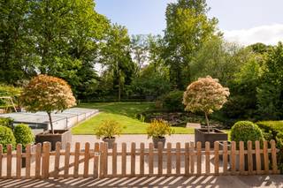 Deze uitzonderlijk ruime Amerikaanse luxevilla, gelegen op wandelafstand van het centrum van Heide, biedt een zeldzame opportuniteit voor de zelfstandige ondernemer of het een gezin op zoek naar ruimte, comfort en kwaliteit.<br /><br />De villa verkeert in uitstekende staat en werd met oog voor detail afgewerkt met hoogwaardige materialen door de hele woning.<br />Men betreedt de woning via een grote inkomhal op natuursteen, met een vestiare ruimte leidt tot en een gastentoilet met lavabo. De lichtrijke leefruimte, eveneens op natuursteen, omvat een elegante zithoek en een eetkamer, gescheiden door een sfeervol tweezijdige gashaard. Een tweede zithoek op parket vervolledigt dit warme geheel — de ideale plek voor het gezin om samen te komen.<br /><br />Aansluitend aan de eetkamer bevindt zich de volledig uitgeruste keuken met alle toestellen en zicht op de tuin. Dankzij haar royale afmetingen biedt de keuken bovendien ruimte voor een gezellige eettafel — het kloppend hart van de woning.<br /><br />Op het gelijkvloers is verder een ruime slaapkamer op parket met ensuite badkamer (douche, lavabo en toilet), een praktische zijdeur en toegang tot de kelder. en naar de tuin . Deze kamer leent zich uitstekend als gastenkamer of au-pair verblijf.<br /><br />De trap in de inkomhal leidt naar de eerste verdieping, waar een spectaculaire, lichtrijke overloop met mezzaninegevoel boven de eetkamer de verdieping bepaalt — ideaal als extra zithoek, speelruimte of thuiskantoor. Op deze verdieping bevinden zich drie slaapkamers, elk voorzien van airconditioning, en een gedeelde badkamer met ligbad, douche, lavabo en toilet.<br /><br />De hoofdslaapkamer beschikt over een luxueuze ensuite badkamer met jacuzzi ligbad, douche en dubbele lavabo, en grenst aan een royale inloopdressing met ingebouwde kasten en Laden .<br /><br />Via een vaste trap bereikt men de zeer ruime zolder, momenteel ingericht als kantoor. Achter een wand bevindt zich bovendien een grote bergzolder met bijkomend integratiepotentieel — of extra speelruimte voor de kinderen.<br /><br />De volledige kelderverdieping van ca. 200 m² herbergt een technische ruimte, werkplaats, wasruimte, extra berging én een sport ruimte plus een indrukwekkende garage met plaats voor meerdere wagens.<br /><br />De villa is gelegen op een prachtig, zuidgericht open perceel. De tuin beschikt over een deels overdekt terras met zicht op een sierlijke vijver, een verwarmd zwembad met automatische overkapping en een tuinhuis met extra opslagruimte.<br /><br />Deze villa ligt langs een mooie laan in Heide-Kalmthout. Het gezellige centrum ligt op wandelafstand, met alle nodige voorzieningen binnen handbereik. Het station biedt een vlotte verbinding naar Antwerpen, Brussel en Nederland.
