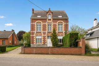 <p>Ideaal gelegen in het dorp Ellezelles, biedt deze ruime herenwoning zeer mooie volumes en tal van inrichtingsmogelijkheden.</p><p>De woning is perfect geschikt voor een groot gezin, een vrij beroep of een project waarbij privéleven en professionele activiteit gecombineerd worden. Dankzij de indeling is gelijkvloers wonen eveneens mogelijk.</p><p>Het gelijkvloers bestaat uit een ruime inkomhal, een grote woon- en eetkamer, een semi-uitgeruste keuken, een berging, drie grote polyvalente ruimtes die kunnen dienen als bureaus, praktijkruimtes, slaapkamers of andere, evenals een douchekamer.</p><p>Op de verdieping vindt u vier ruime slaapkamers, een berging en een badkamer. De bovenste verdieping biedt een zeer grote inrichtbare zolder. Een gezonde kelder vervolledigt het geheel.</p><p>Buiten biedt het perceel van meer dan 13 are een parkeerruimte, een tuin, een grote garage en diverse ateliers/boxen. Een achterliggende weide kan eventueel optioneel beschikbaar zijn.</p><p>Technisch: 10 zonnepanelen, centrale verwarming op stookolie met een tank van 3.000 L, houtkachel en dak in zeer goede staat.</p><p>Na enkele renovaties kan deze woning u een unieke leefomgeving bieden met prachtige volumes en alle moderne comfort.</p><p>Een karaktervolle woning, zeldzaam op de markt, die u zonder uitstel moet ontdekken!</p><p>Voor informatie of bezoeken: contacteer ons via aurelie@immobeguin.be</p>