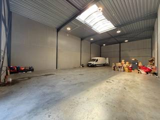 Deze bedrijfsunit van 262 m² in Lede biedt een ideale uitvalsbasis voor opslag, een atelier of andere professionele activiteiten.<br /><br />De unit is degelijk geïsoleerd en opgebouwd uit een staalconstructie met betonnen gevelpanelen. De voorgevel bestaat uit een betonnen plint van 2 meter hoog, afgewerkt met geïsoleerde sandwichpanelen. Het dak is uitgevoerd in steeldeck en de loods beschikt over een gepolierde betonvloer, lichtstraten voor een aangename natuurlijke lichtinval en een sectionale poort van 4 m breed en 4,5 m hoog, aangevuld met een afzonderlijke toegangsdeur.<br /><br /><strong><u>Algemene info:</u></strong>
<ul>
<li>Uitstekende bereikbaarheid</li>
<li>1 privatieve parkeerplaats</li>
<li>De huurprijs is exclusief btw, onroerende voorheffing, gemeenschappelijke kosten en privatieve kosten.</li>
</ul>
<br />Voor meer informatie of een bezoek ter plaatse kunt u ons steeds contacteren op 0475 32 51 89.