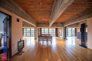 Inkomhal met vestiaire, open  werkruimte met veel lichtinval , ingerichte keuken, berging, 2 afzonderlijke kantoor- vergaderruimtes, sanitair,...